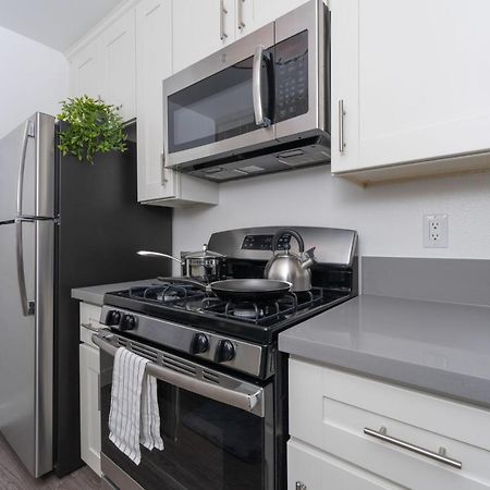 Universal Studios 8 Min Drive Two Bedroom Apartment With Free Parking Los Angeles Kültér fotó